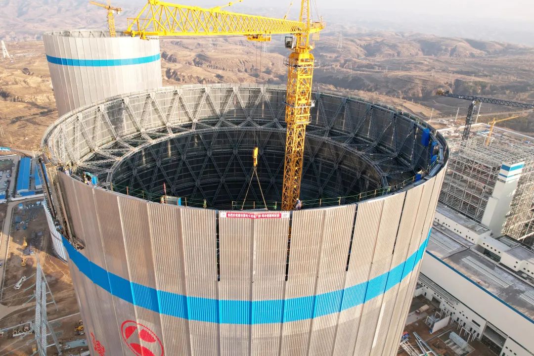 中化三建公司承建的國電建投內蒙古長灘電廠2×66萬千瓦機組2#間冷塔實現(xiàn)封頂