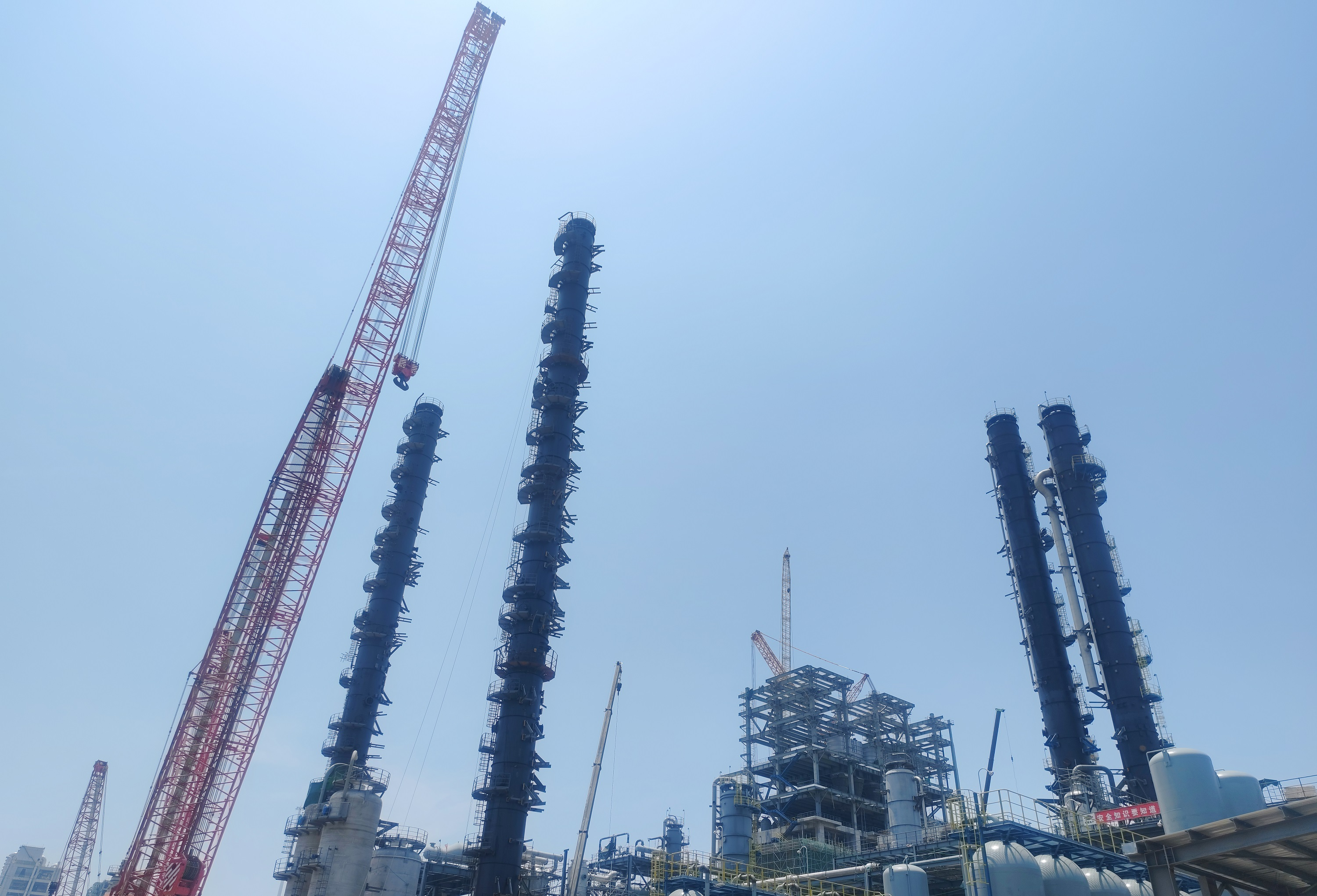 東華科技總承包的連云港項目大型塔器組對工作順利完成